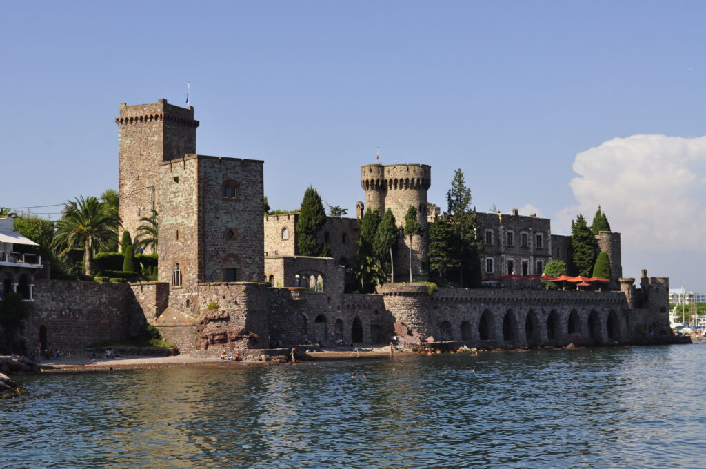 Château de La Napoule depuis la plage de la Raguette