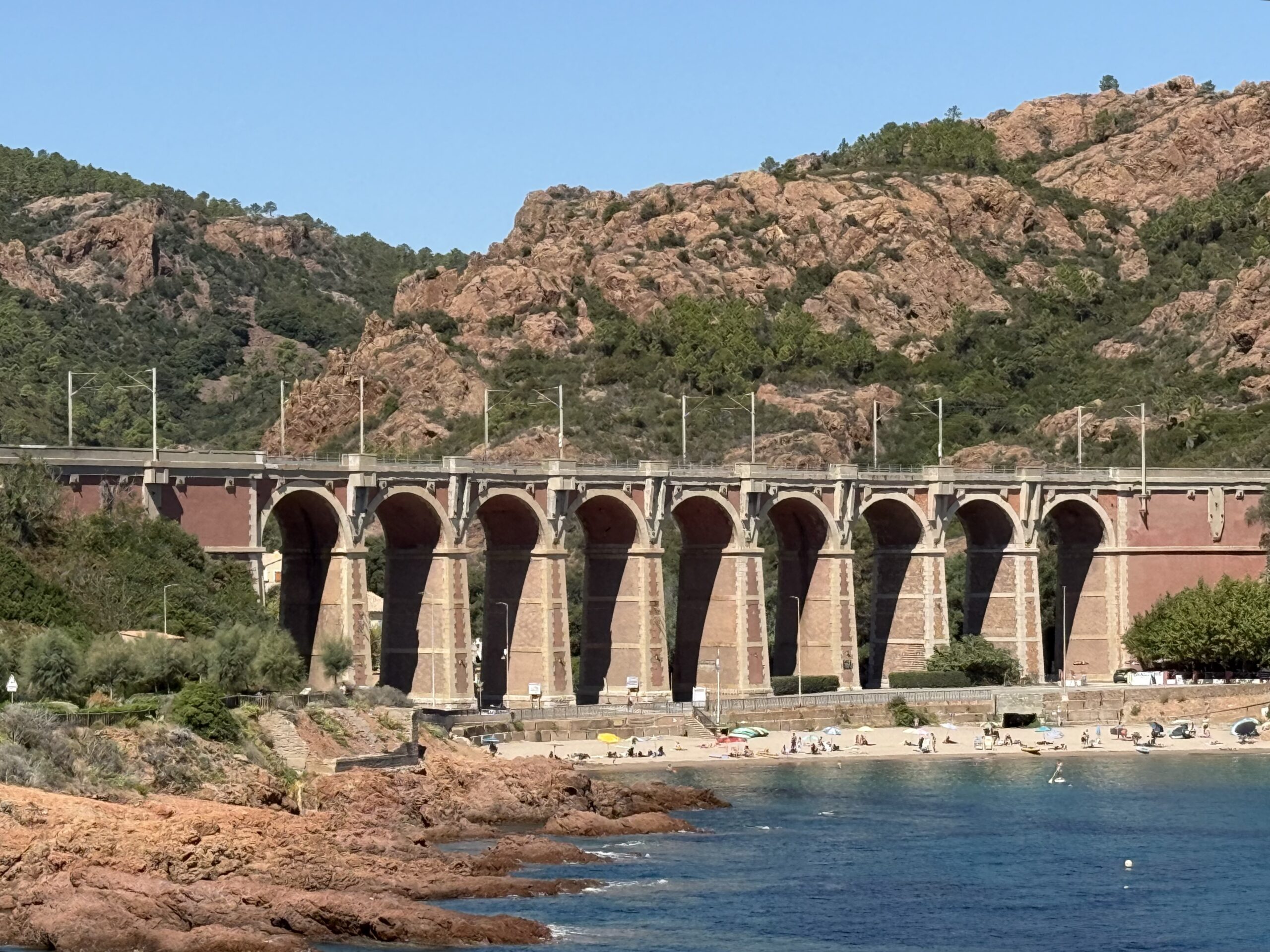 Entre Mimosa et Roches Rouges – 105km – 1600 D+